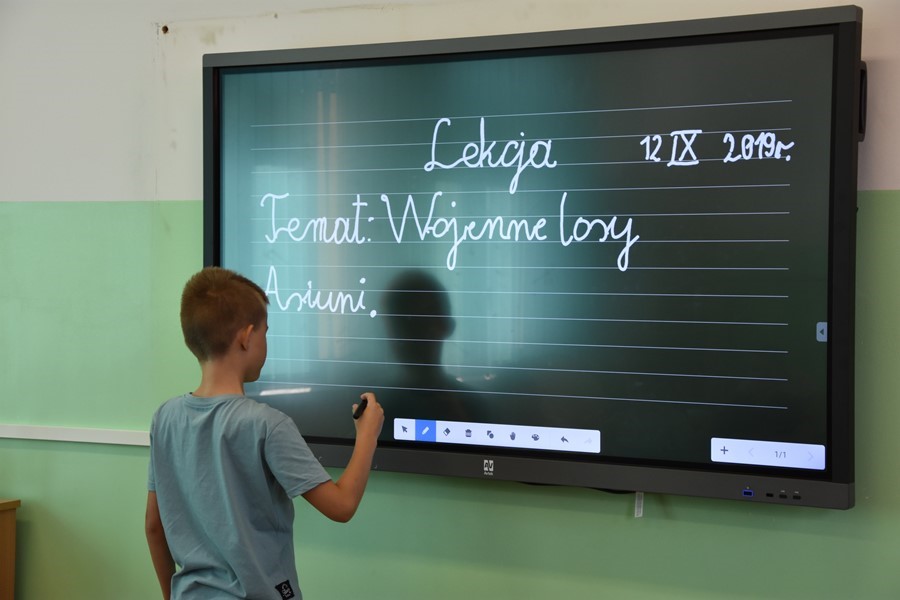 10 tablic interaktywnych trafiło do sieniawskich szkół
