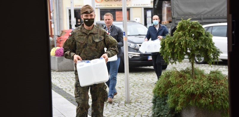 Kolejna partia płynu do dezynfekcji trafiła do Urzędu Miasta i Gminy w Sieniawie