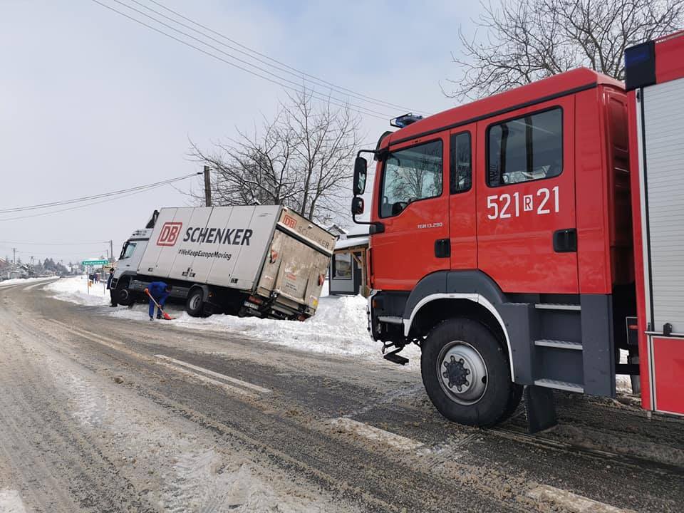 Gniewczyna Łańcucka- strażacy wyciągali z rowu samochód ciężarowy 