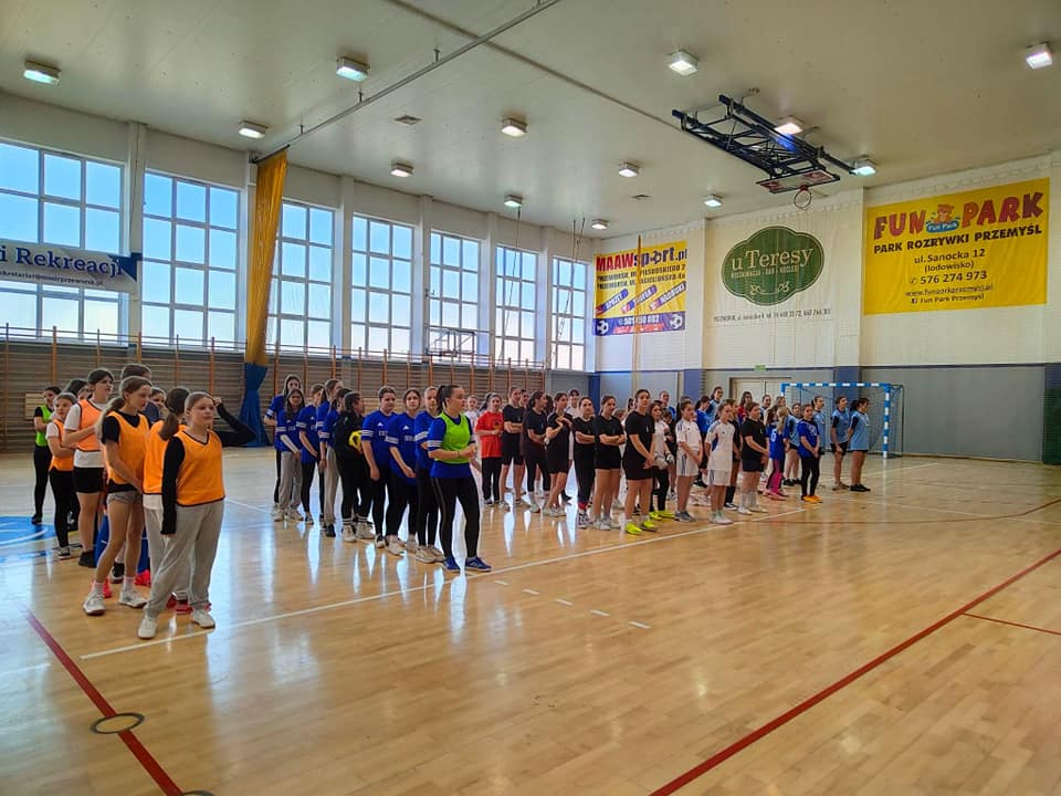 Powiatowe Igrzyska w halowej piłce nożnej dzieci i młodzieży dziewcząt
