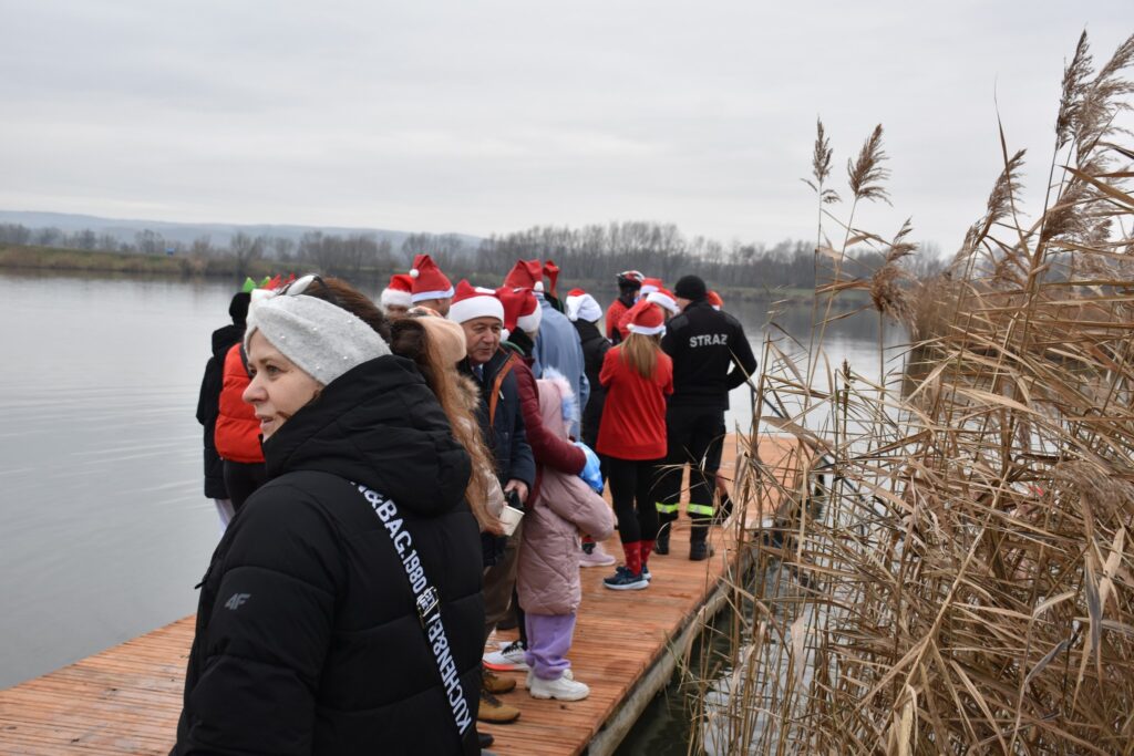 Mikołajkowe Charytatywne Morsowanie W Łopuszce Małej 2 Mikołajkowe Charytatywne Morsowanie W Łopuszce Małej