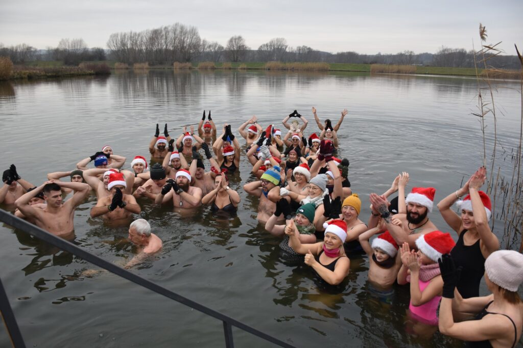 Mikołajkowe Charytatywne Morsowanie W Łopuszce Małej 3 Mikołajkowe Charytatywne Morsowanie W Łopuszce Małej