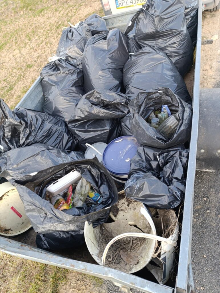 Sprzątanie gminnych terenów w Kańczudze – apel o dbanie o środowisko 2 Sprzątanie gminnych terenów w Kańczudze – apel o dbanie o środowisko