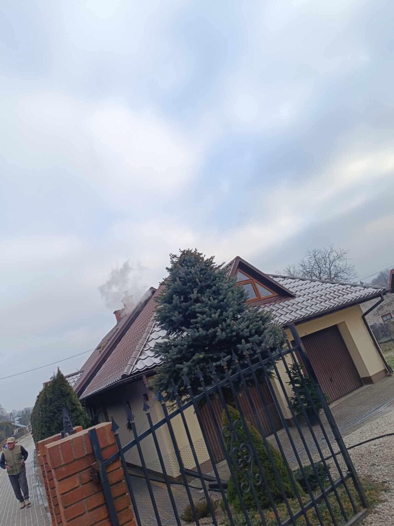 Pożar sadzy w przewodzie kominowym w Mirocinie 2 Pożar sadzy w przewodzie kominowym w Mirocinie
