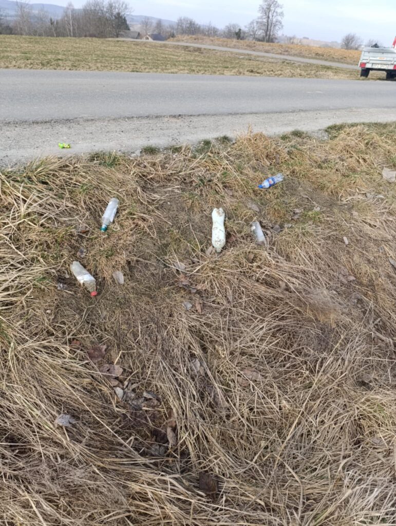 Sprzątanie gminnych terenów w Kańczudze – apel o dbanie o środowisko 1 Sprzątanie gminnych terenów w Kańczudze – apel o dbanie o środowisko