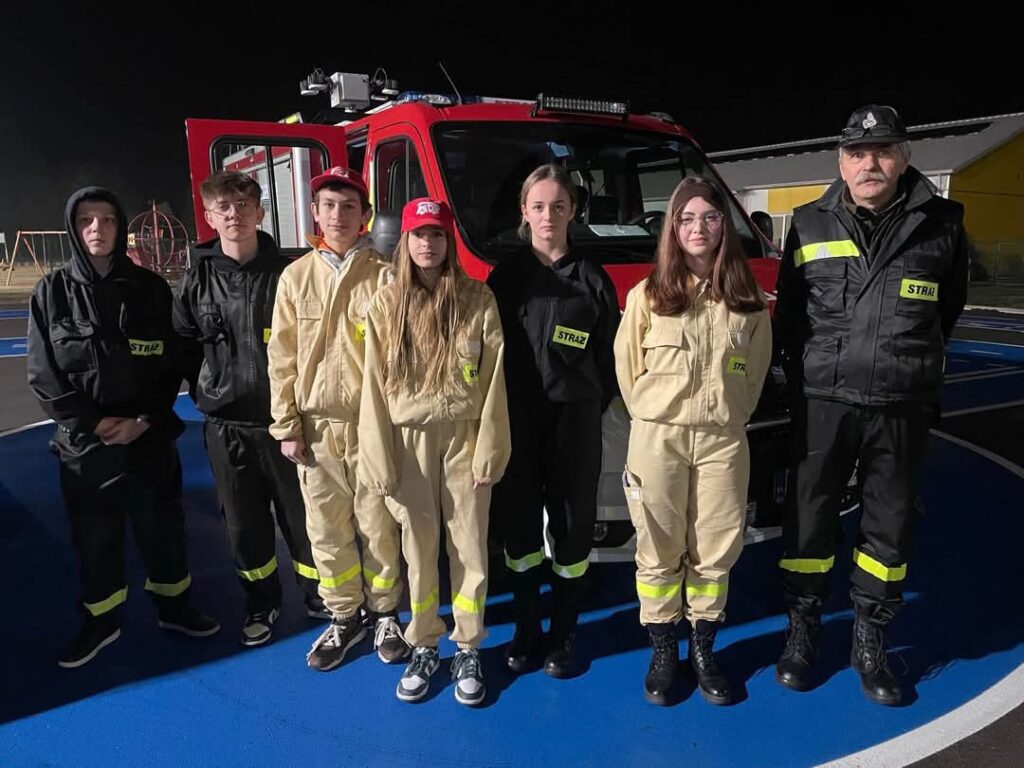 Strażacy I Młodzieżowe Drużyny Pożarnicze Na Lodowisku