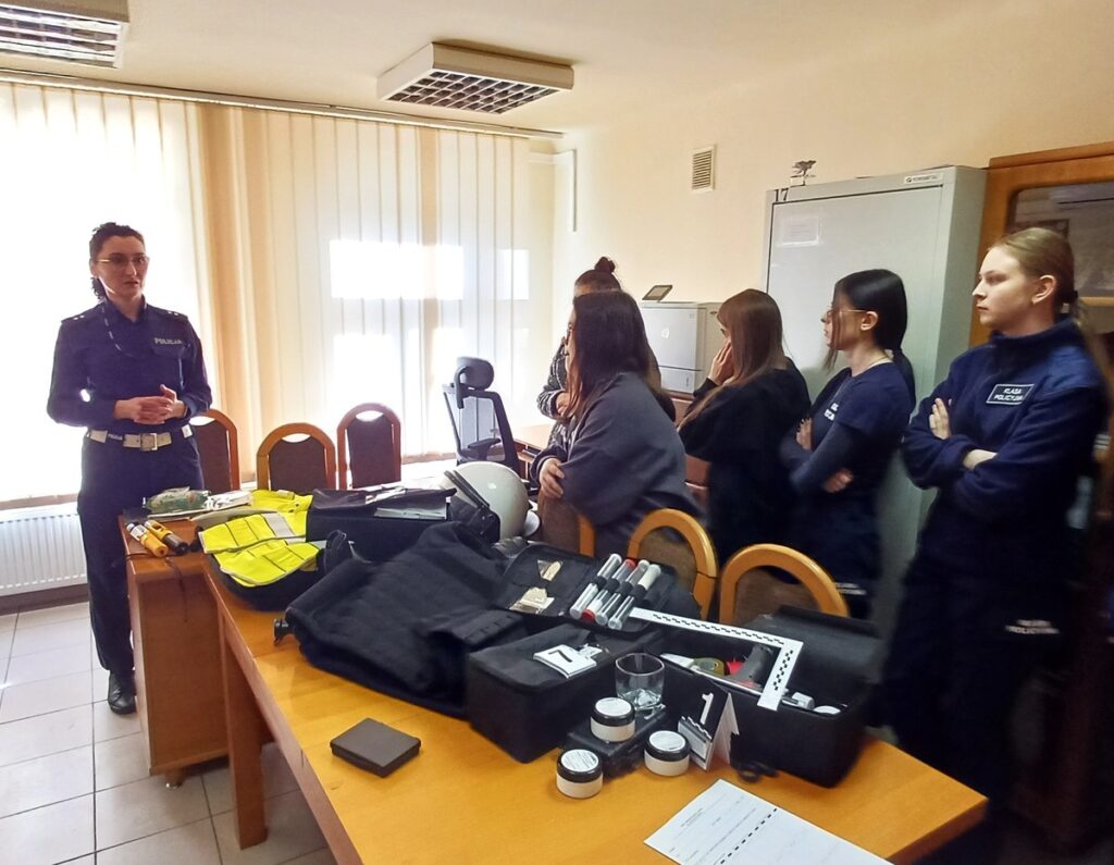 Klasa policyjna z wizytą w przeworskiej komendzie