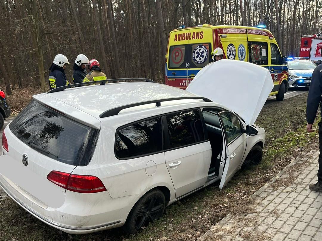 Samochód osobowy wypadł z drogi w Wólce Małkowej