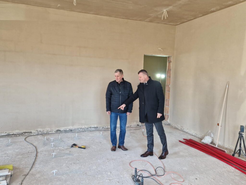 Wójt Gminy Tryńcza Wizytuje Budowę Żłobka &Quot;Kraina Marzeń&Quot; W Gniewczynie Łańcuckiej