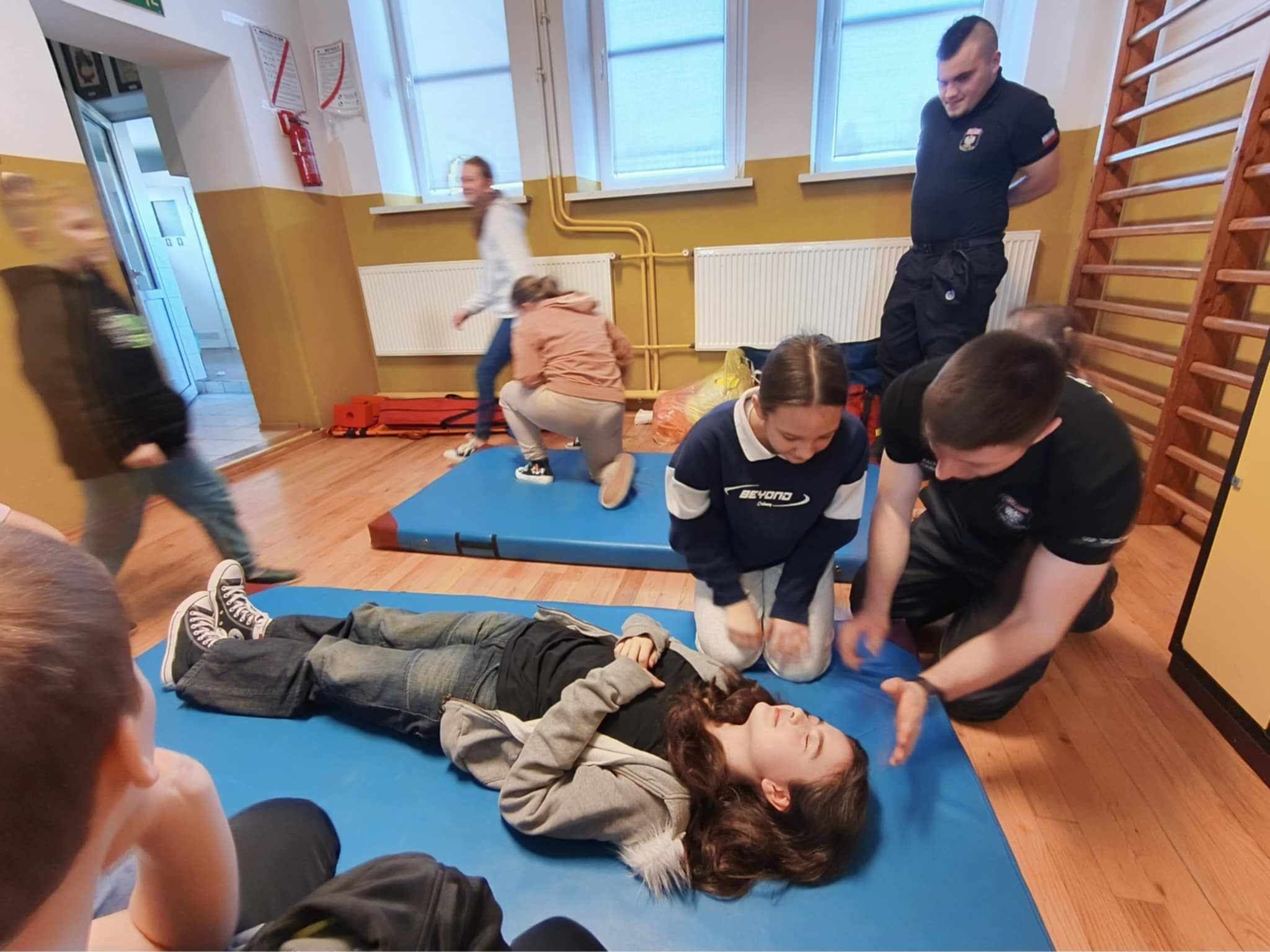 Praktyczna nauka ratowania życia z druhami OSP Sieniawa