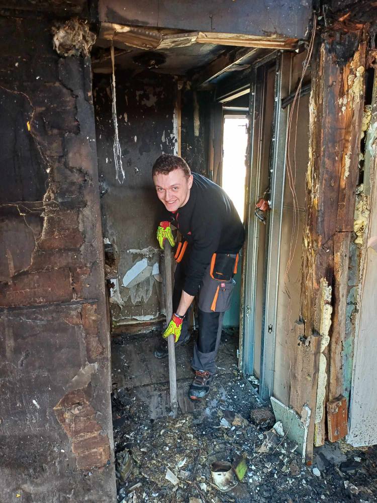 OSP Sietesz porządkuje pogorzelisko po pożarze domu 3 OSP Sietesz porządkuje pogorzelisko po pożarze domu