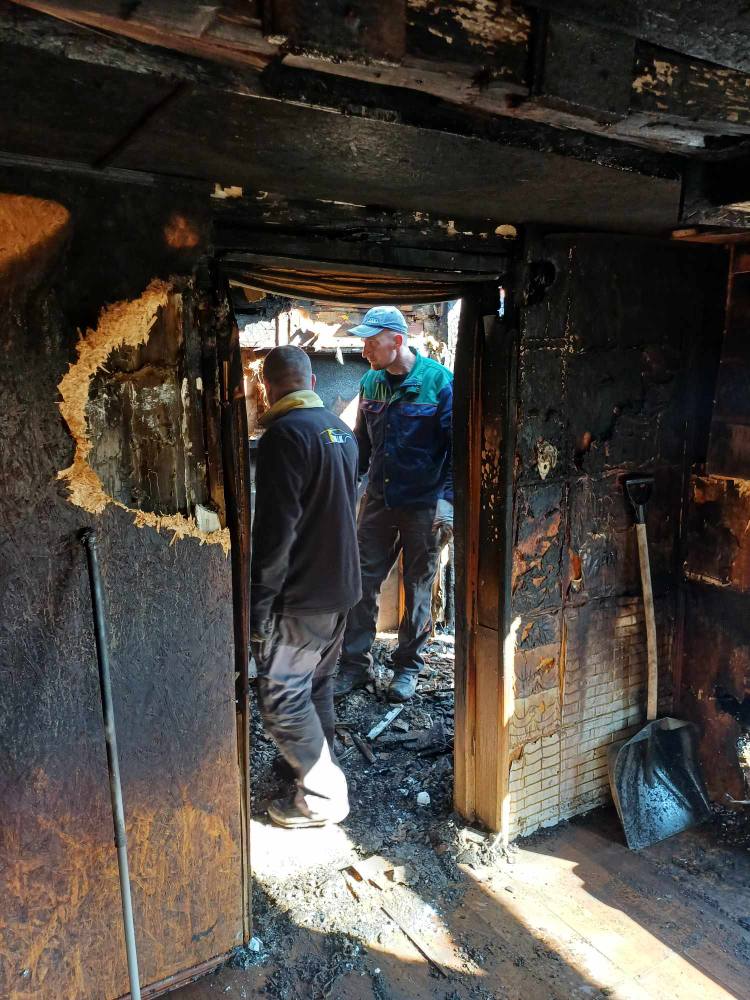 OSP Sietesz porządkuje pogorzelisko po pożarze domu 4 OSP Sietesz porządkuje pogorzelisko po pożarze domu