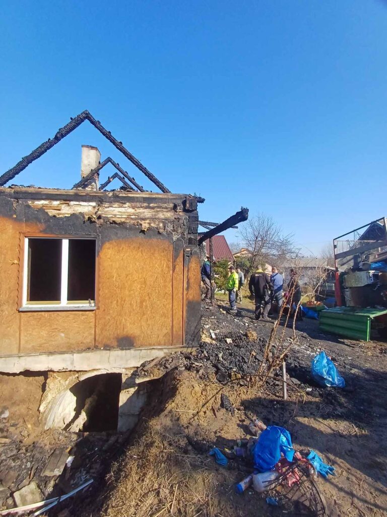 OSP Sietesz porządkuje pogorzelisko po pożarze domu 2 OSP Sietesz porządkuje pogorzelisko po pożarze domu