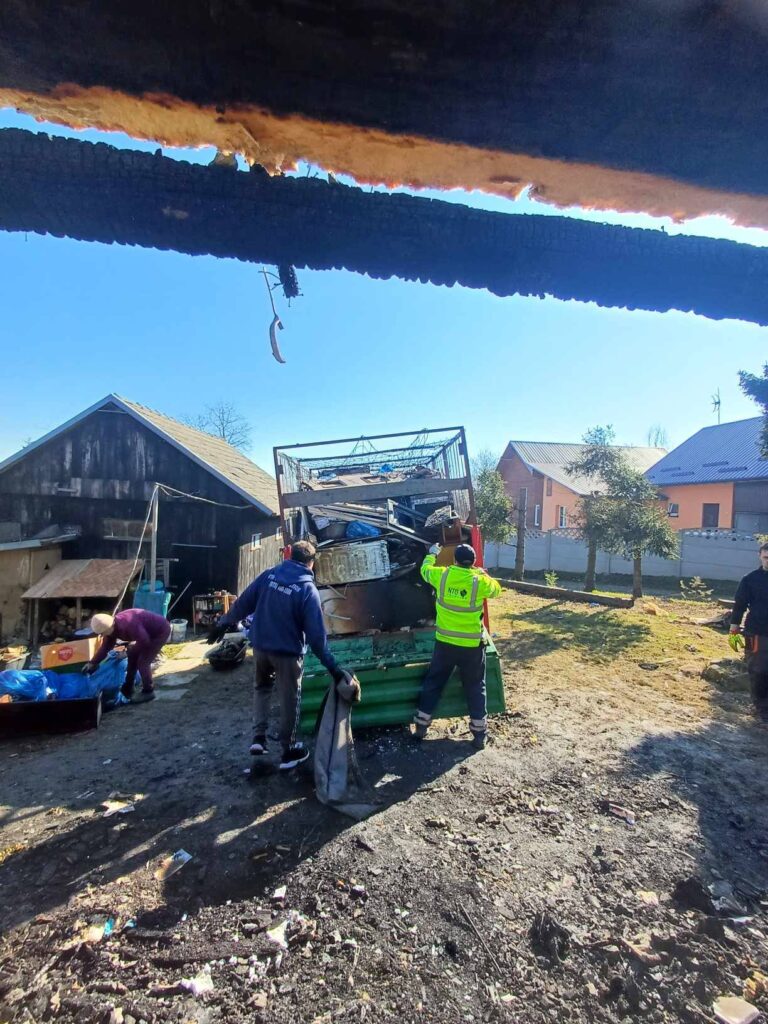 OSP Sietesz porządkuje pogorzelisko po pożarze domu 1 OSP Sietesz porządkuje pogorzelisko po pożarze domu