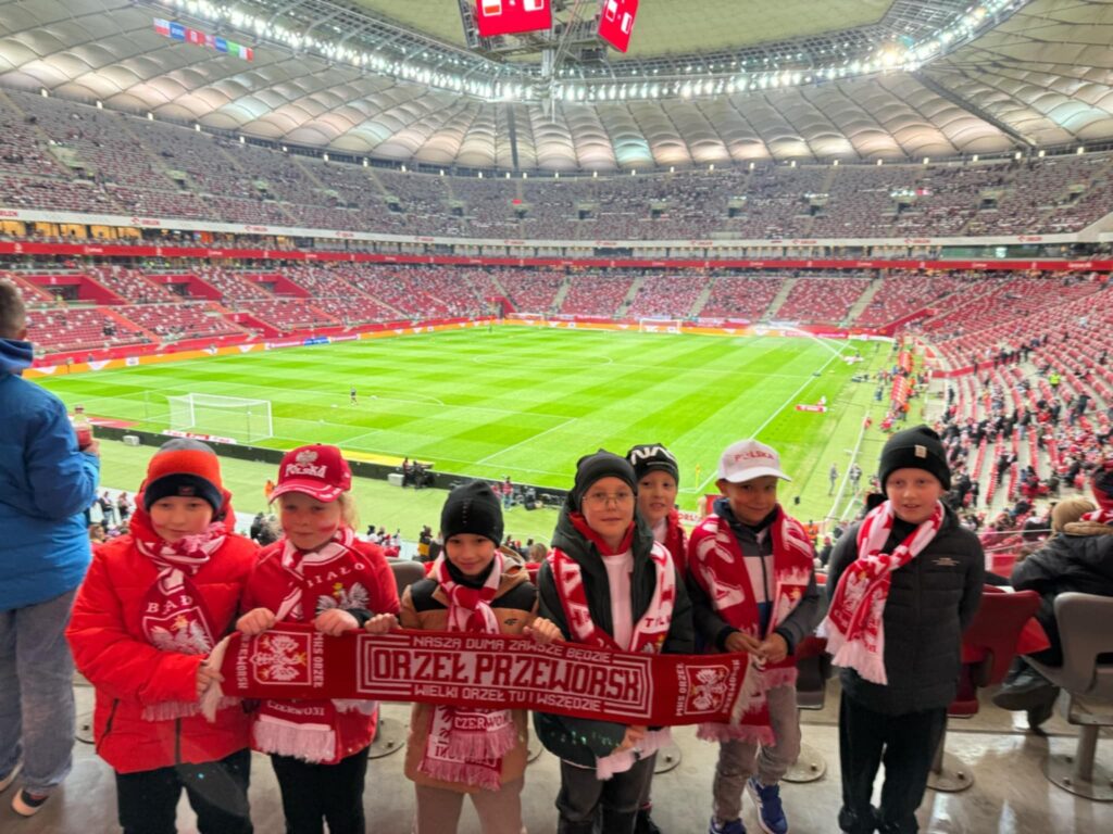 Młodzi zawodnicy Orła Przeworsk na trybunach w meczu Polska - Malta 1 Młodzi zawodnicy Orła Przeworsk na trybunach w meczu Polska - Malta