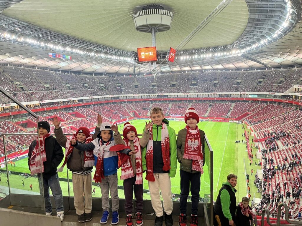 Młodzi zawodnicy Orła Przeworsk na trybunach w meczu Polska - Malta 2 Młodzi zawodnicy Orła Przeworsk na trybunach w meczu Polska - Malta