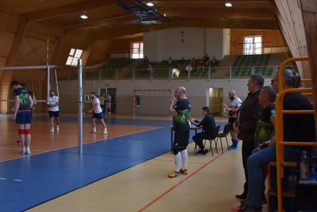 Trwa Halowy Turniej Piłki Siatkowej Firm i Instytucji o Puchar Burmistrza Kańczugi 2 Trwa Halowy Turniej Piłki Siatkowej Firm i Instytucji o Puchar Burmistrza Kańczugi