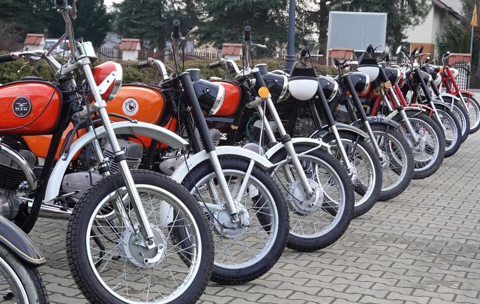Wystawa Samochodów Oraz Motocykli Z Czasów Prl
