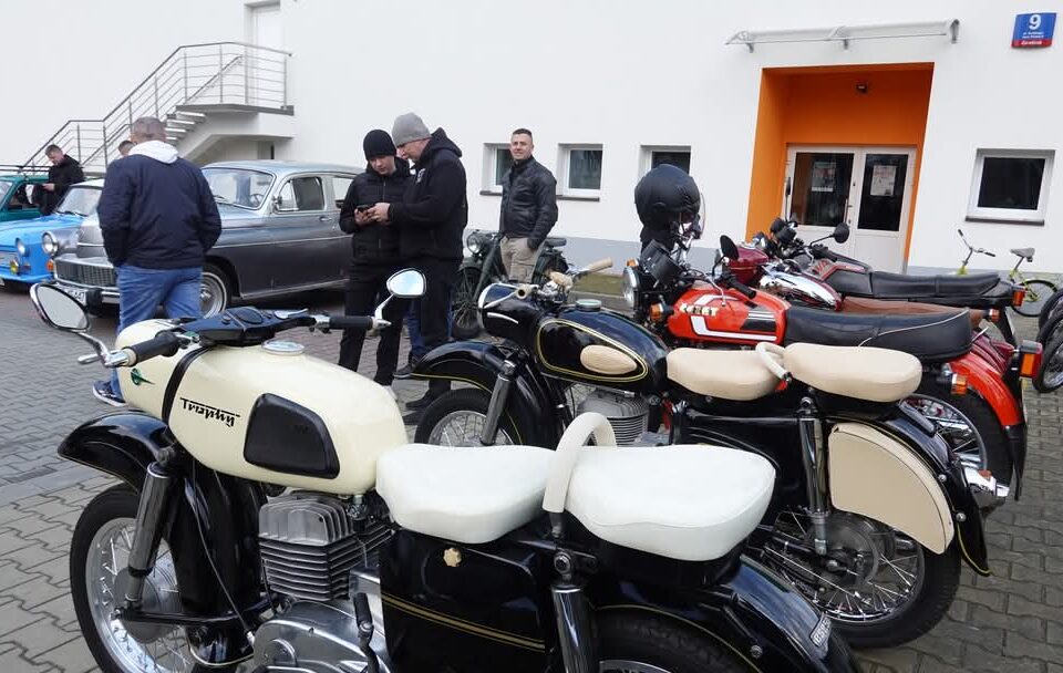 Wystawa Samochodów Oraz Motocykli Z Czasów Prl