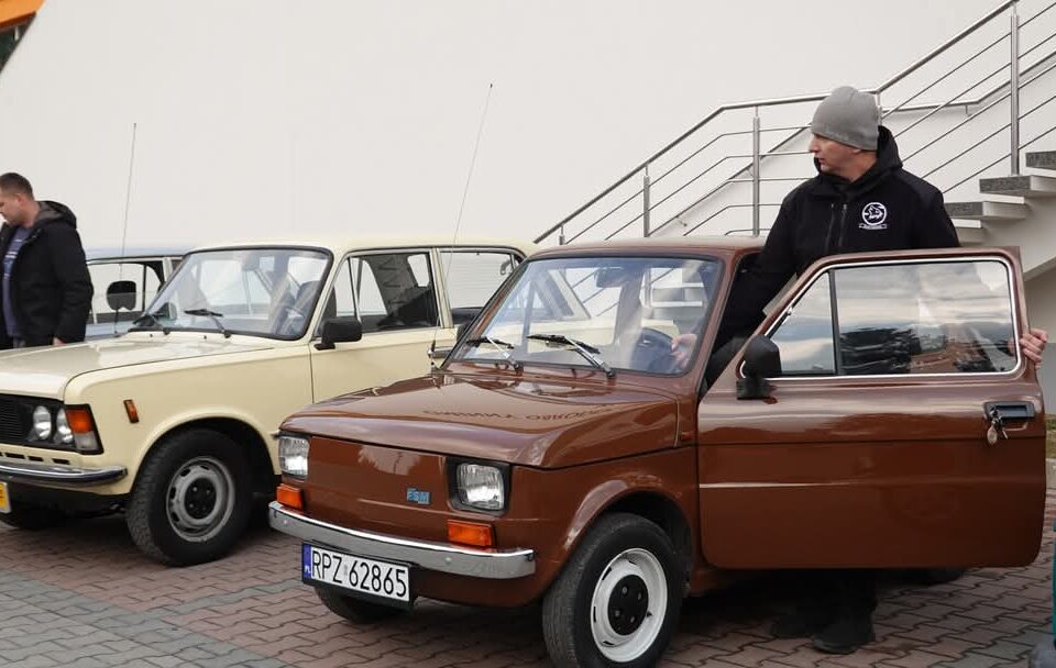 Wystawa Samochodów Oraz Motocykli Z Czasów Prl
