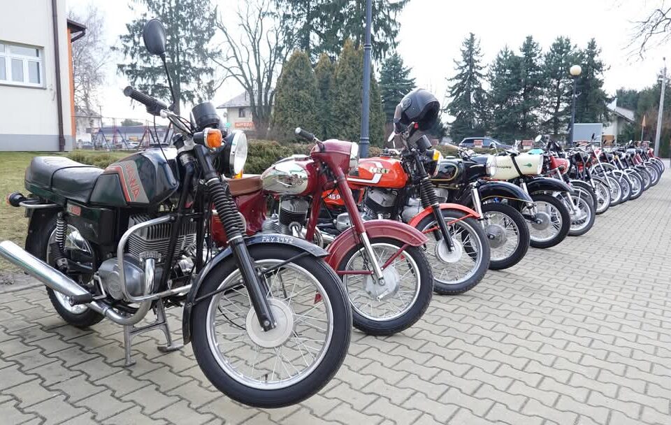 Wystawa Samochodów Oraz Motocykli Z Czasów Prl