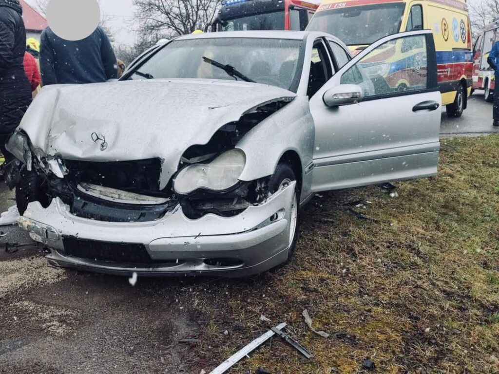 Zderzenie czołowe w Jagielle. Dwie osoby w szpitalu