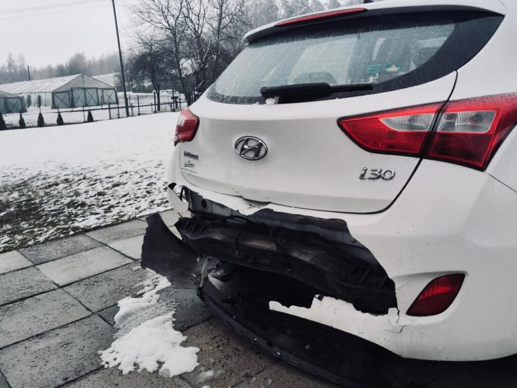 Wypadek w Zalesiu. Dwie osoby ranne w zderzeniu samochodów