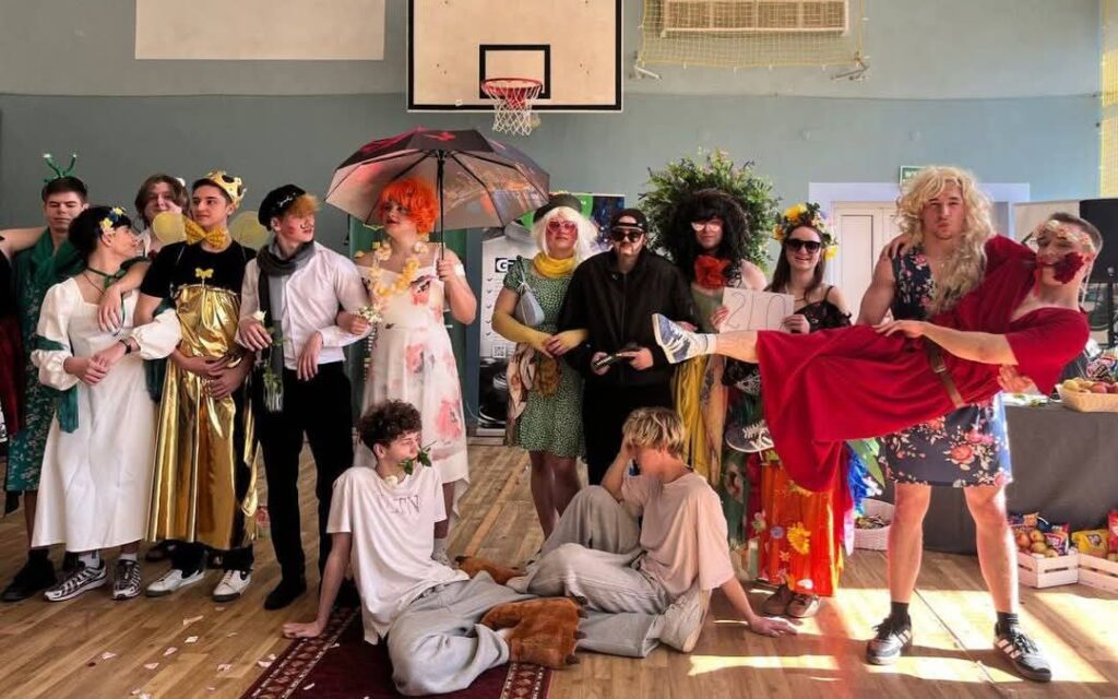 Kolorowe Powitanie Wiosny W Zespole Szkół W Zarzeczu