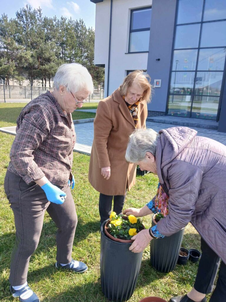 Wiosenne Prace I Radość W Centrum Opiekuńczo-Mieszkalnym W Tryńczy