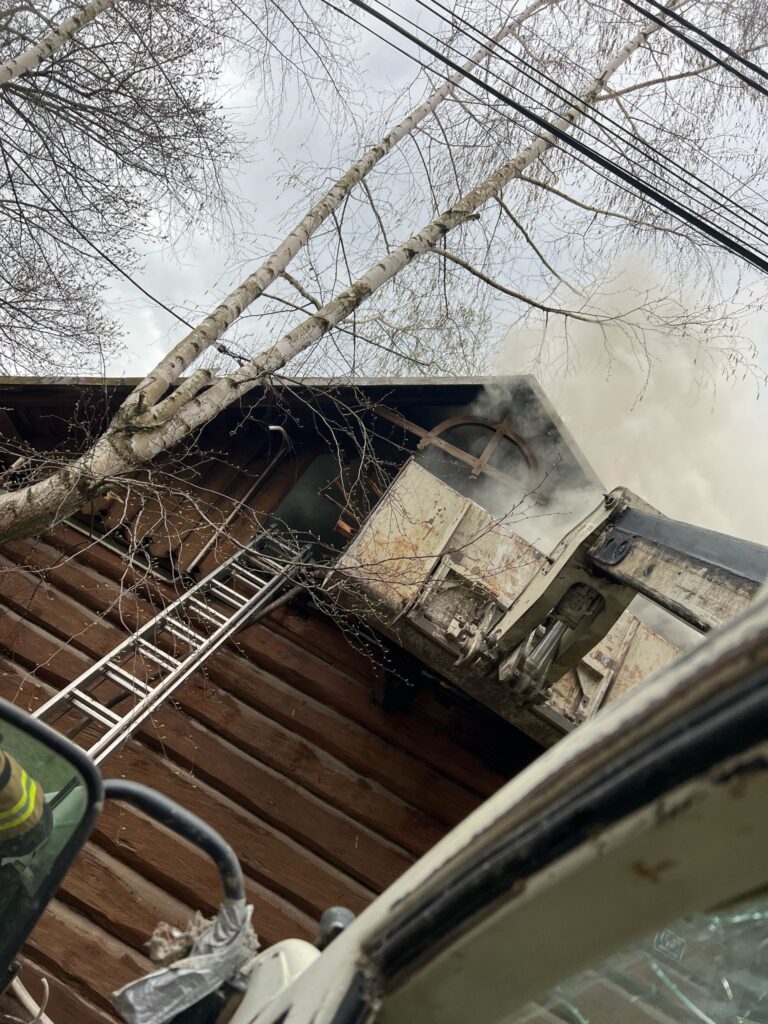Pożar Budynku Mieszkalnego W Markowej. Liczne Zastępy Straży Pożarnej W Akcji