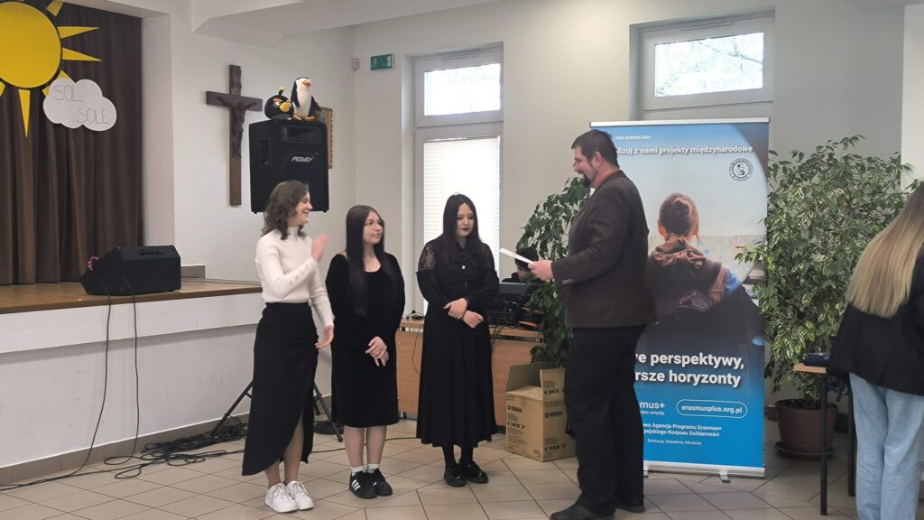 Sukcesy Uczennic &Quot;Jedynki&Quot; W Powiatowym Konkursie Językowym W Łańcucie