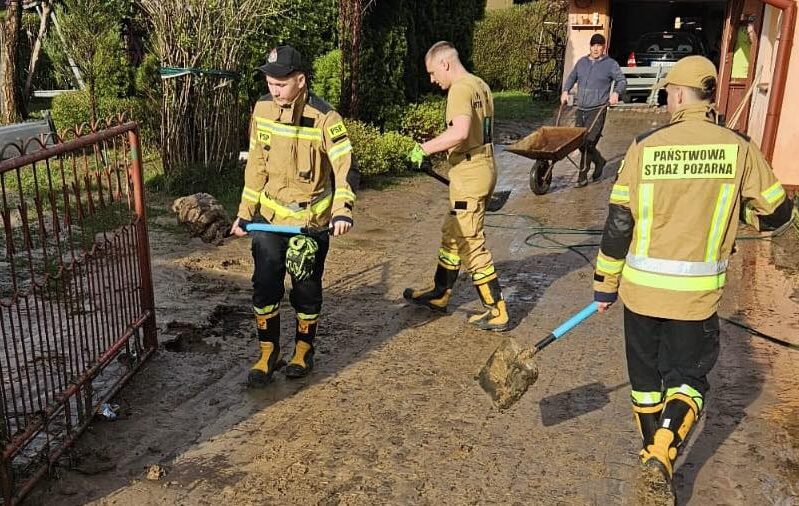 Nieustanna Praca Strażaków Przy Usuwaniu Skutków Podtopień W Pawłosiowie