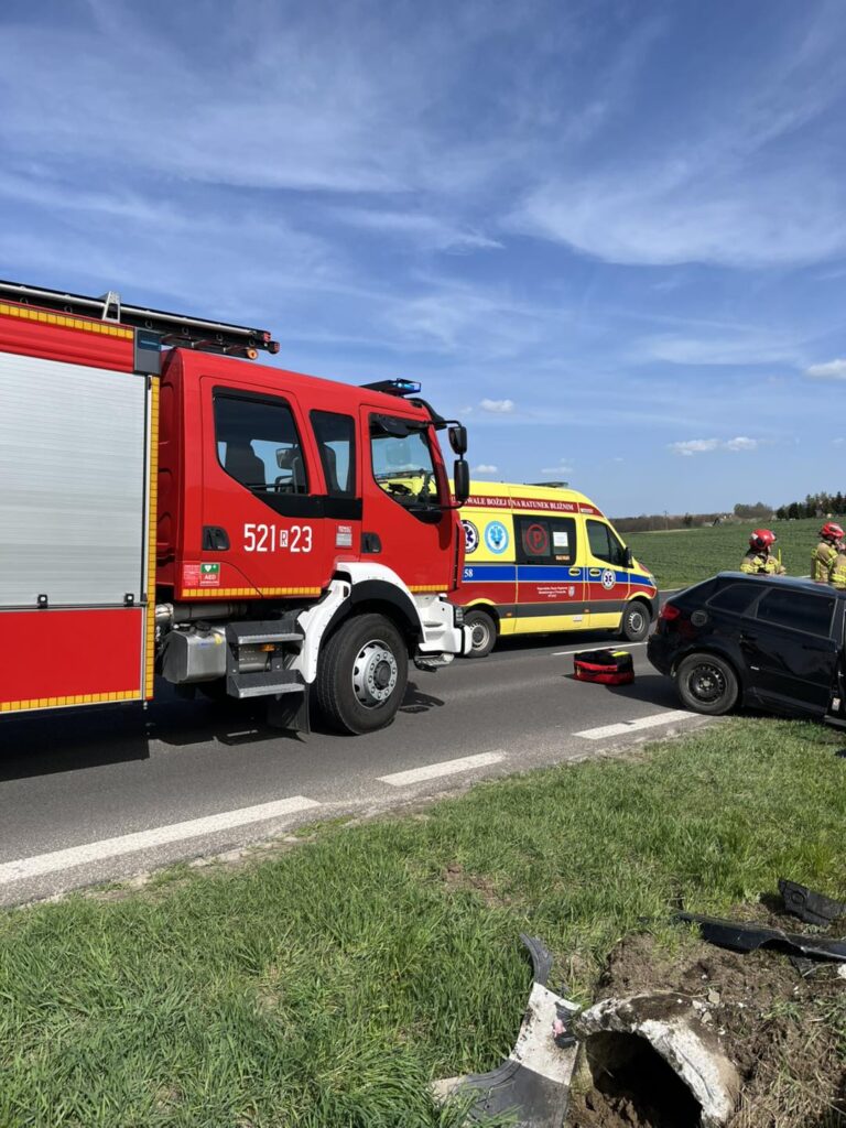 Wypadek w Mirocinie. Jedna osoba ranna. 2 Wypadek w Mirocinie. Jedna osoba ranna.
