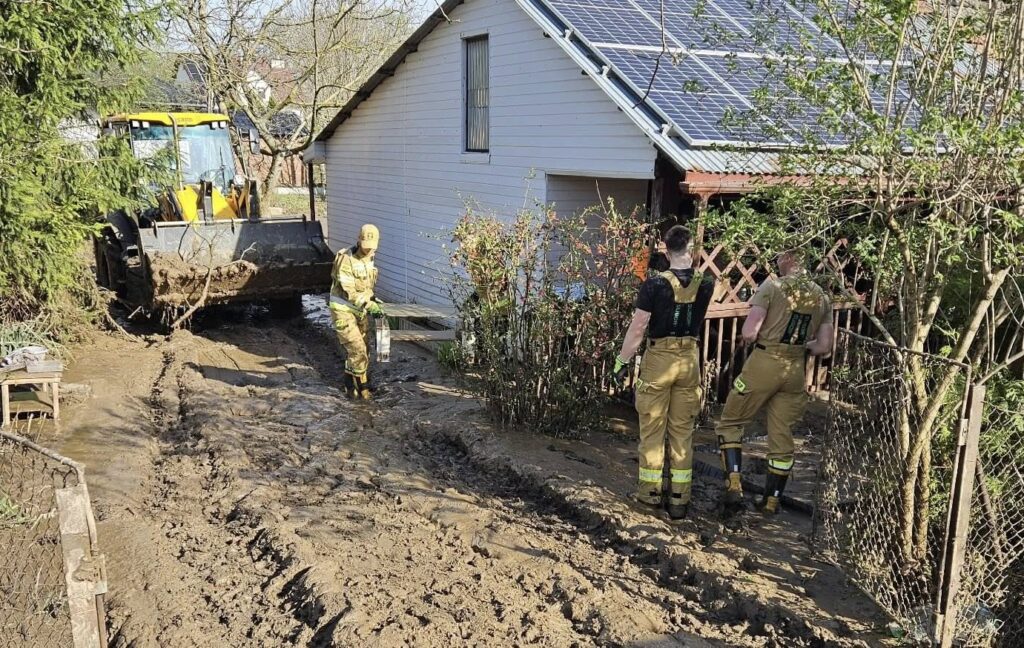 Nieustanna Praca Strażaków Przy Usuwaniu Skutków Podtopień W Pawłosiowie