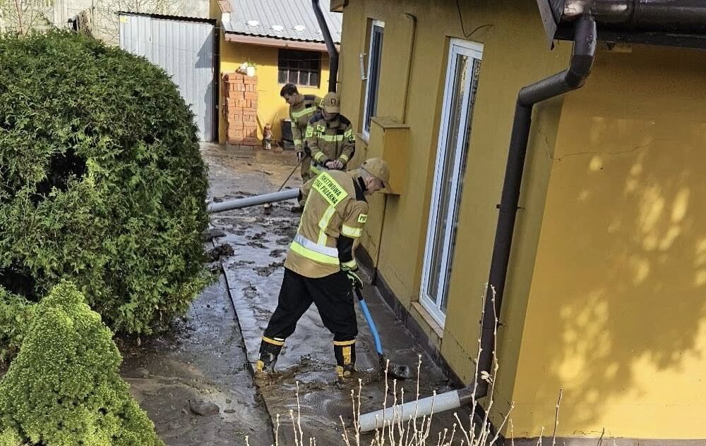 Nieustanna Praca Strażaków Przy Usuwaniu Skutków Podtopień W Pawłosiowie