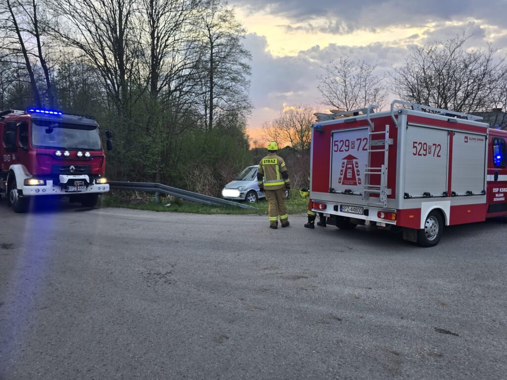 Wypadek drogowy w Majdanie Sieniawskim. Służby interweniowały ponad dwie godziny 2 Wypadek drogowy w Majdanie Sieniawskim. Służby interweniowały ponad dwie godziny