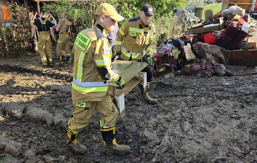 Nieustanna Praca Strażaków Przy Usuwaniu Skutków Podtopień W Pawłosiowie