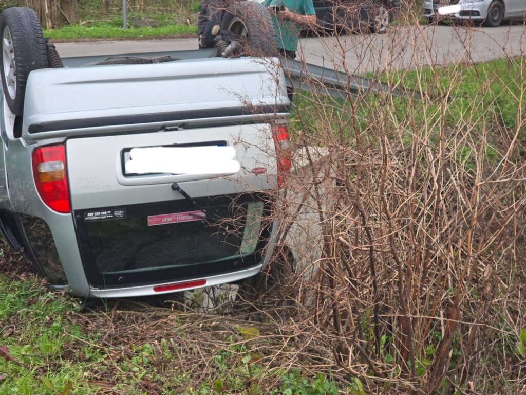 Wypadek drogowy w Majdanie Sieniawskim. Służby interweniowały ponad dwie godziny 1 Wypadek drogowy w Majdanie Sieniawskim. Służby interweniowały ponad dwie godziny