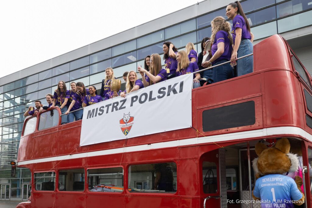 Historyczny Sukces Siatkarek Developres Rzeszów! Mistrzynie Polski Świętowały Z Mieszkańcami 2 Historyczny Sukces Siatkarek Developres Rzeszów! Mistrzynie Polski Świętowały Z Mieszkańcami