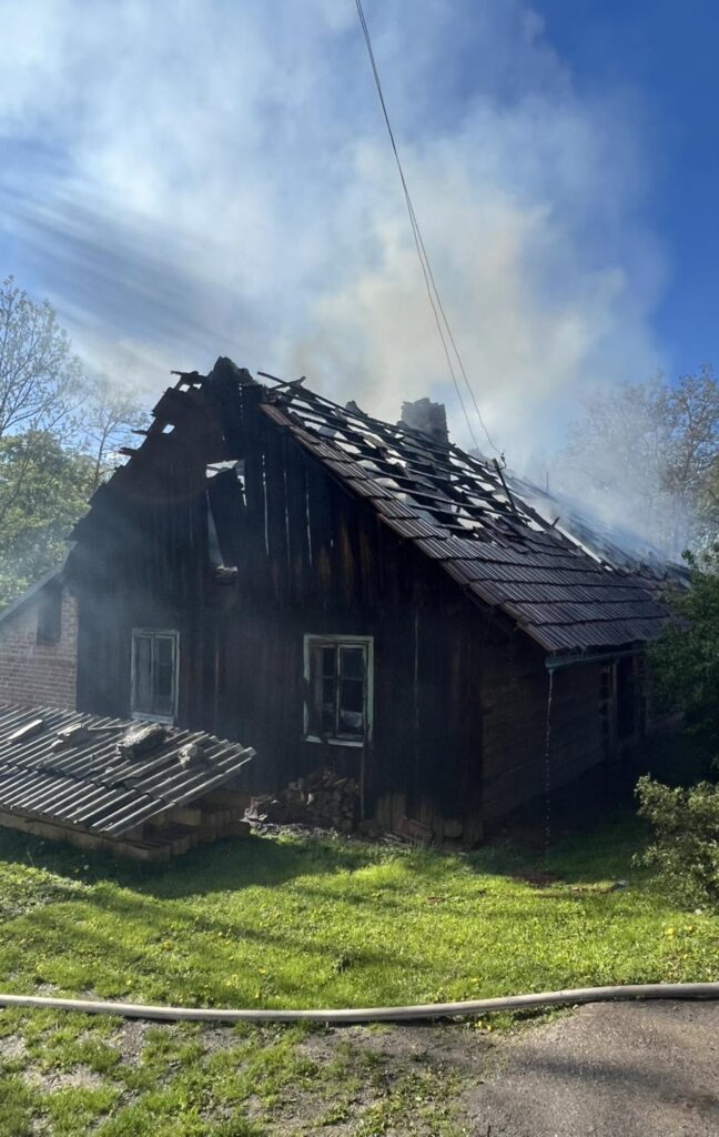 Pożar domu w Sieteszy – strażacy w akcji [ZDJĘCIA]