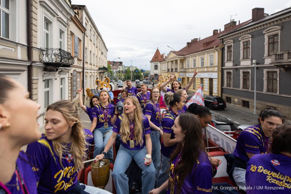 Historyczny Sukces Siatkarek Developres Rzeszów! Mistrzynie Polski Świętowały Z Mieszkańcami 1 Historyczny Sukces Siatkarek Developres Rzeszów! Mistrzynie Polski Świętowały Z Mieszkańcami