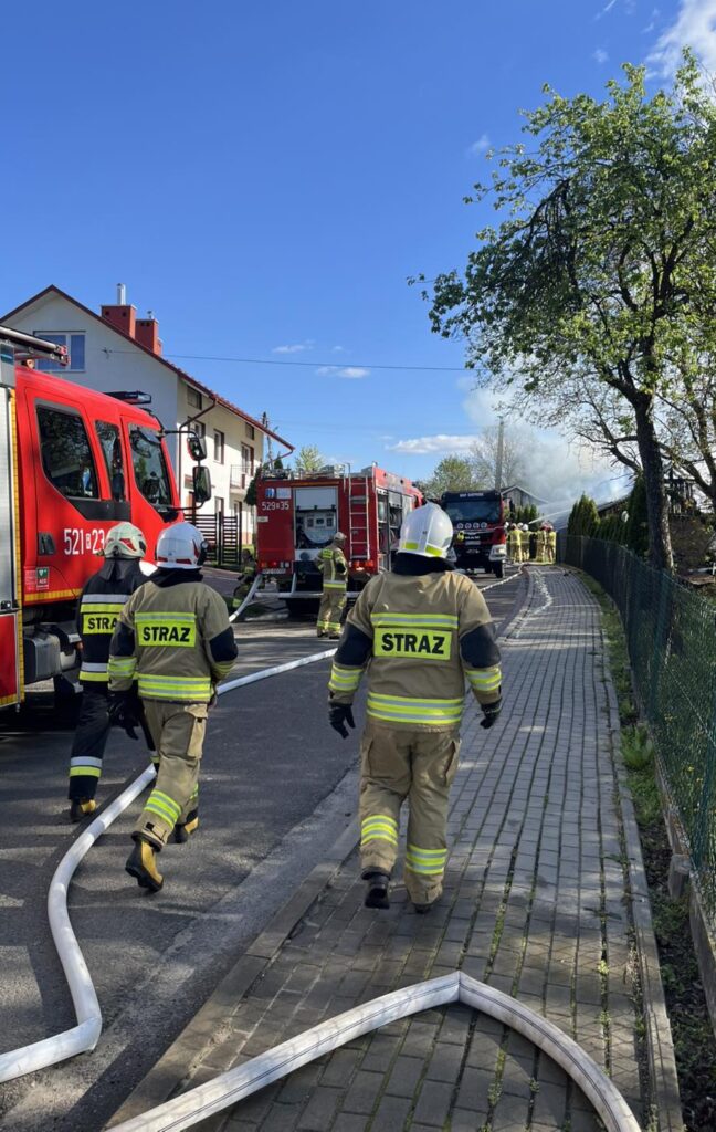 Pożar domu w Sieteszy – strażacy w akcji [ZDJĘCIA]