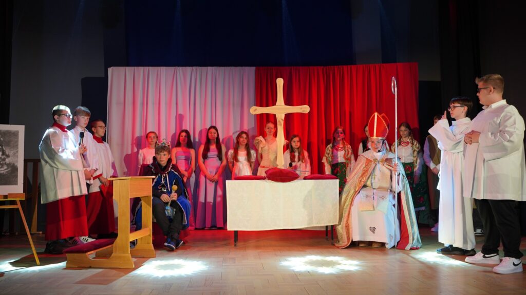 W Sieniawie uczniowie uczcili Tysiąclecie Królestwa Polskiego wyjątkowym spektaklem historycznym