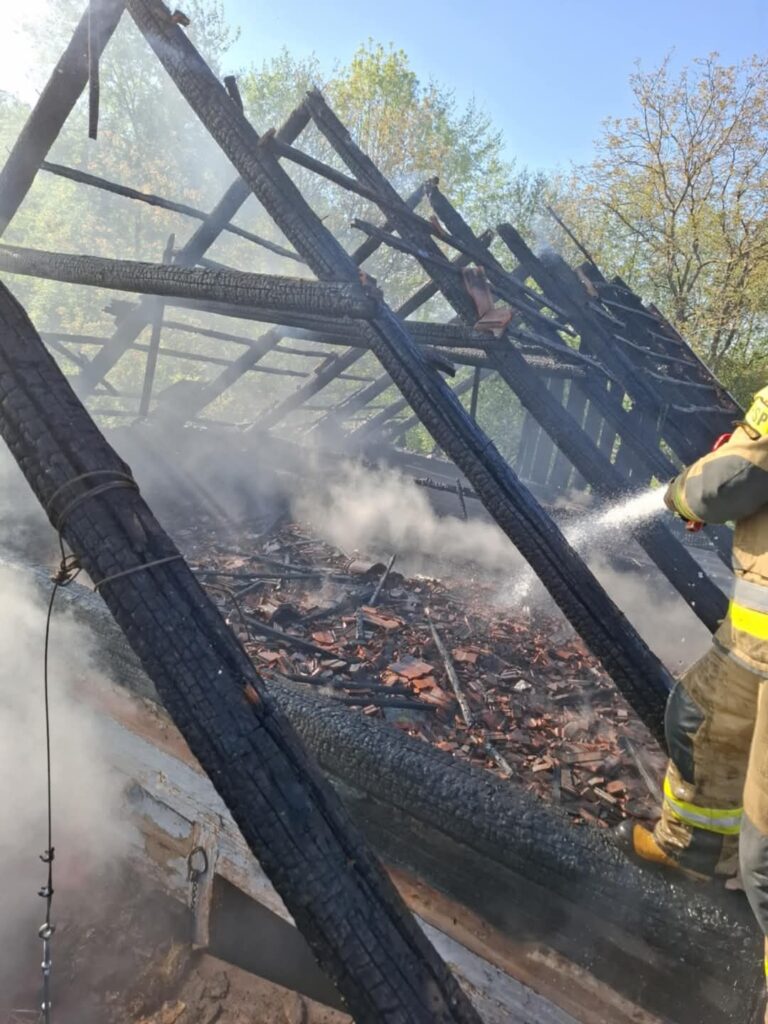 Pożar domu w Sieteszy – akcja wielu jednostek straży pożarnej 3 Pożar domu w Sieteszy – akcja wielu jednostek straży pożarnej
