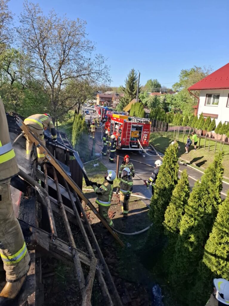 Pożar domu w Sieteszy – akcja wielu jednostek straży pożarnej 2 Pożar domu w Sieteszy – akcja wielu jednostek straży pożarnej