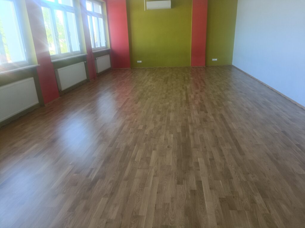 Nowy Parkiet Roztańczy Markową! Centrum Kultury Z Nową Podłogą W Sali Tanecznej