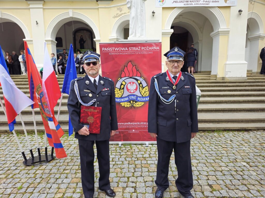 Złoty Znak Związku i Medal Chomicza dla druhów z OSP Łopuszka Mała w Kalwarii Pacławskiej 1 Złoty Znak Związku i Medal Chomicza dla druhów z OSP Łopuszka Mała w Kalwarii Pacławskiej