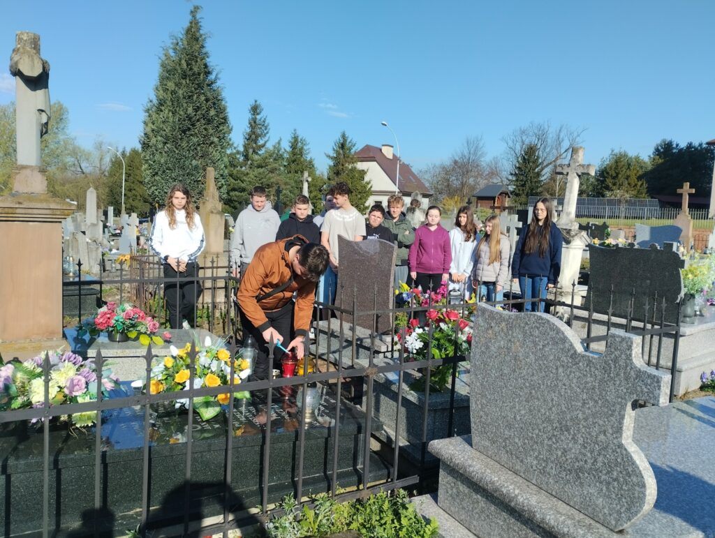 Pamiętając Kazimierza Michalskiego. Wzór pokoleń i duchowy opiekun Szkoły w Sieniawie 1 Pamiętając Kazimierza Michalskiego. Wzór pokoleń i duchowy opiekun Szkoły w Sieniawie