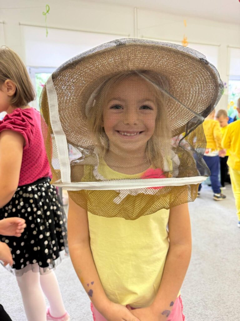 Pszczelarz Odwiedził Przedszkolaków W Tryńczy. Miodowa Lekcja O Naturze