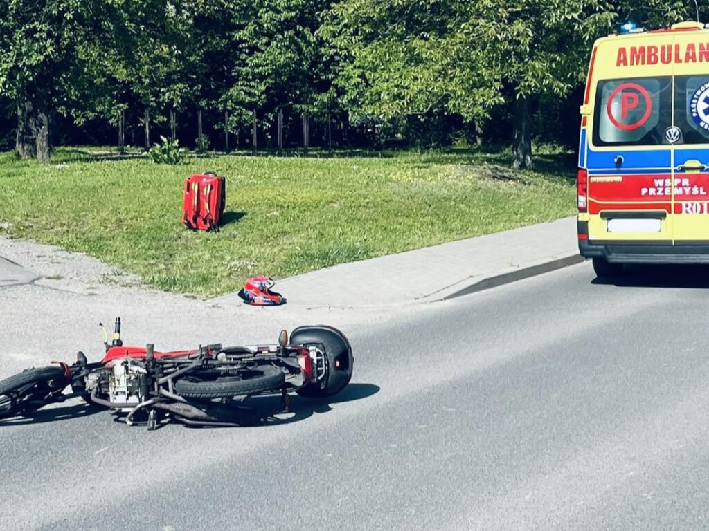 Kolizja samochodu z motocyklem w Rozborzu